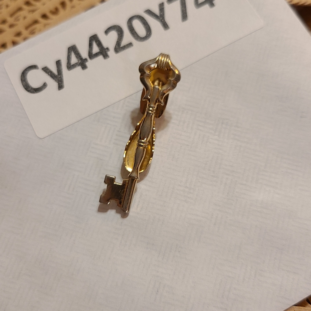 Gold Key Tie Clip - Picture 9 of 9